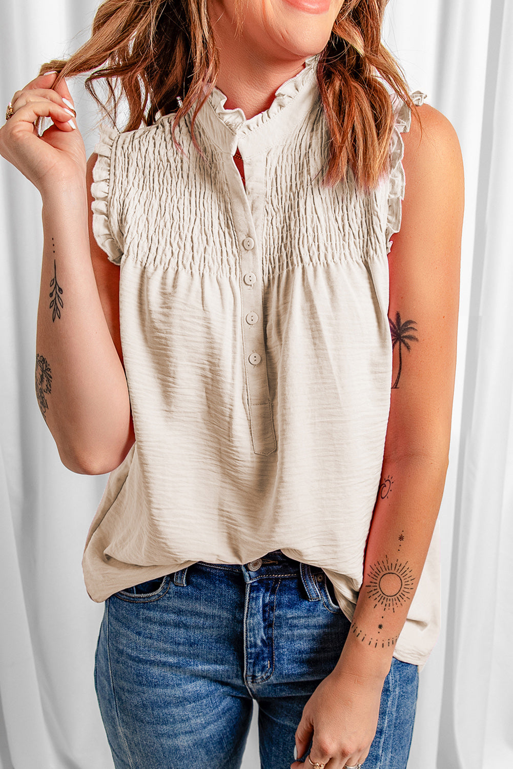 Blusa sin mangas con ribete de volantes abotonados Beige