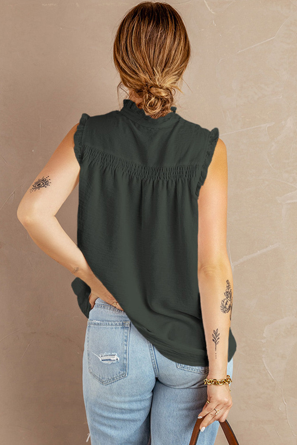 Blusa sin mangas con ribete de volantes abotonados