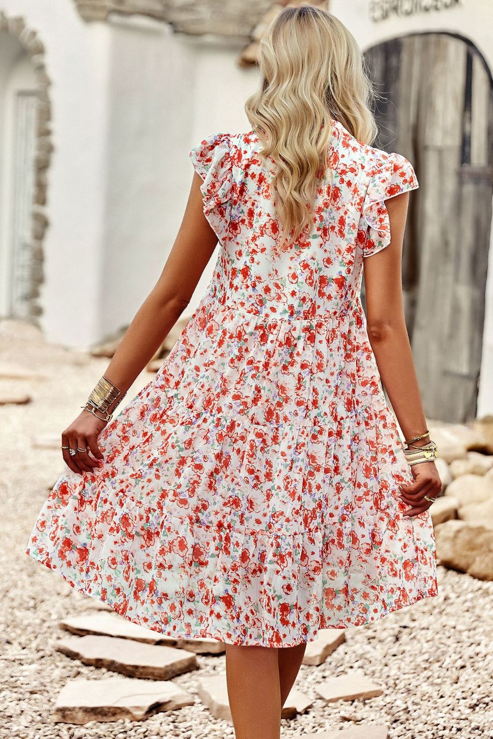 Vestido con muescas y cuello con muescas y manga volante floral