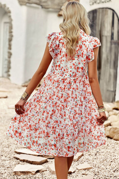 Vestido con muescas y cuello con muescas y manga volante floral